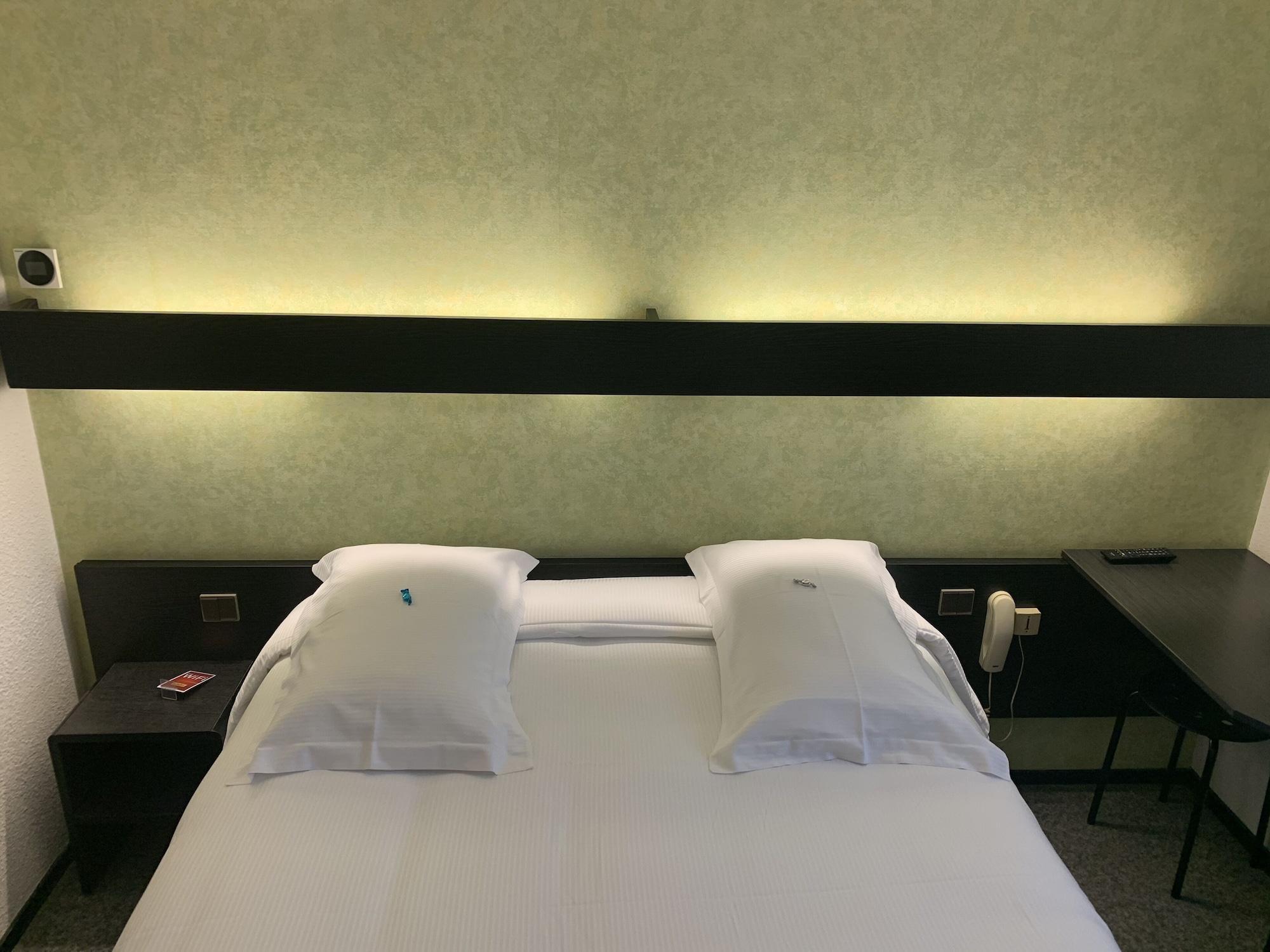 Hotel The Originals Access Bourges Nord Saint-Doulchard Esterno foto